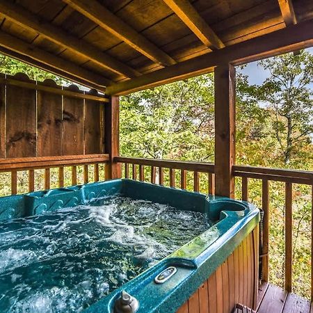 View! Cozy, Private, Fireplace, Hot Tub Log Cabin, Honeymoon! 세비어빌 외부 사진