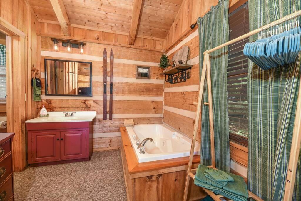 View! Cozy, Private, Fireplace, Hot Tub Log Cabin, Honeymoon! 세비어빌 외부 사진