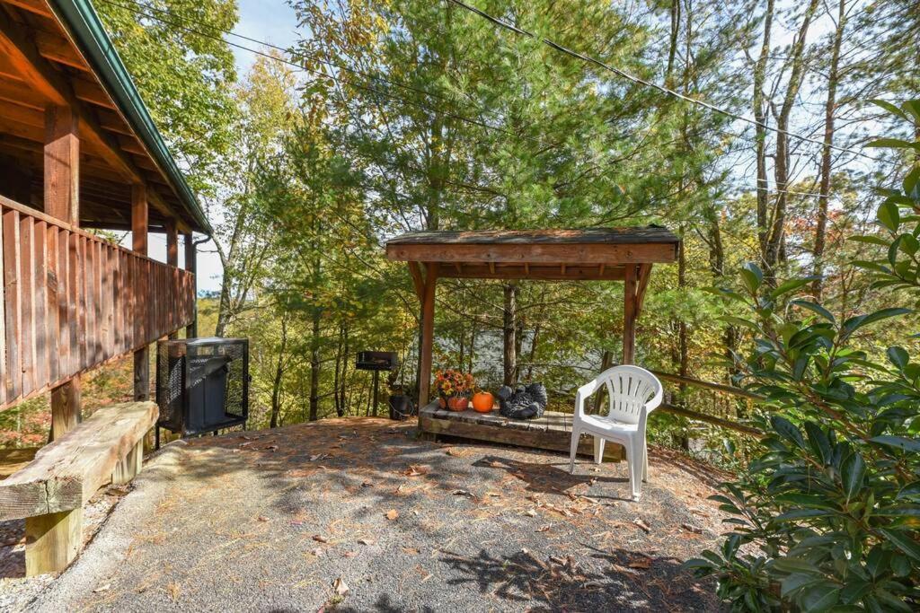 View! Cozy, Private, Fireplace, Hot Tub Log Cabin, Honeymoon! 세비어빌 외부 사진