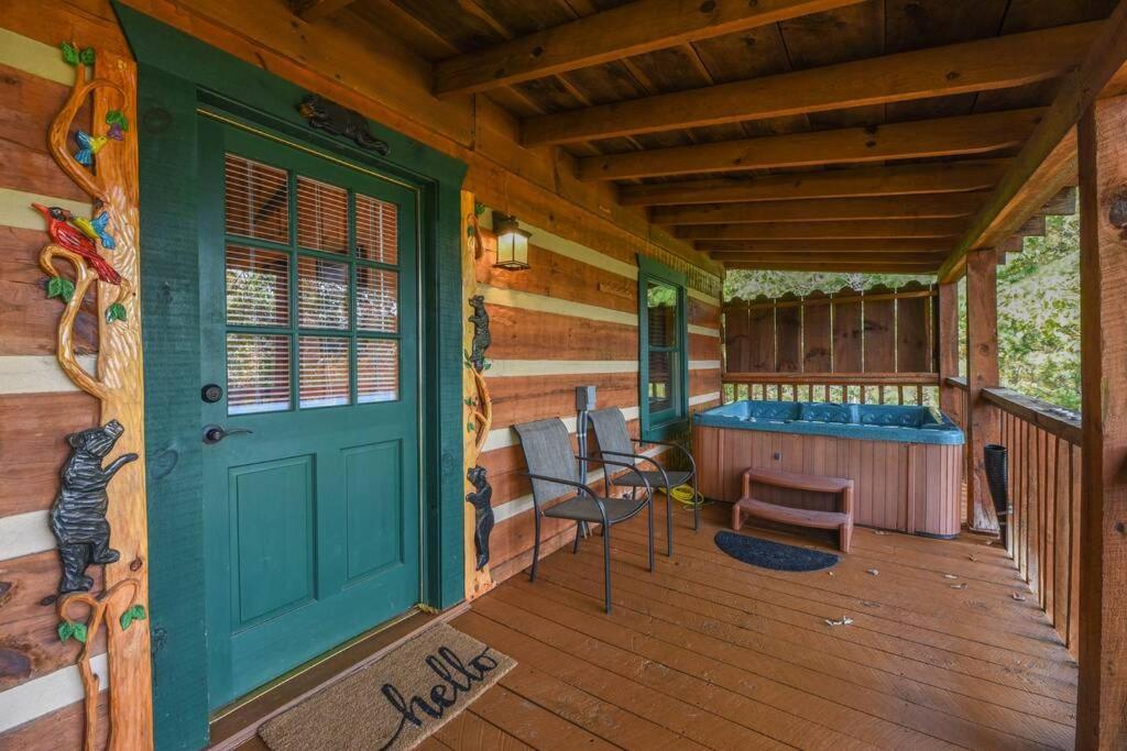 View! Cozy, Private, Fireplace, Hot Tub Log Cabin, Honeymoon! 세비어빌 외부 사진