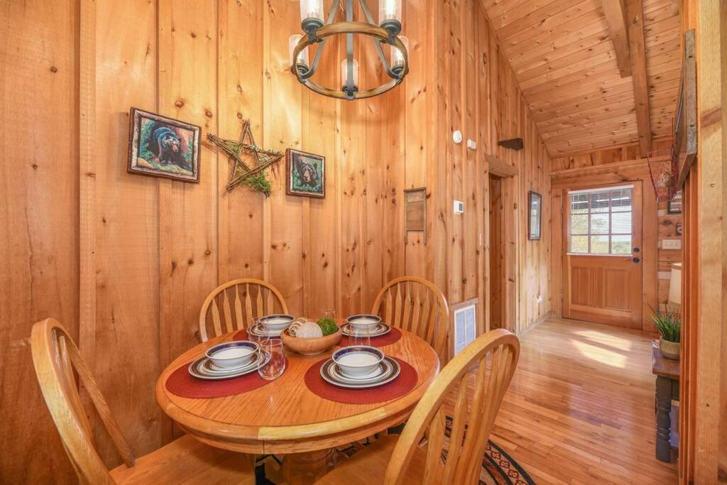 View! Cozy, Private, Fireplace, Hot Tub Log Cabin, Honeymoon! 세비어빌 외부 사진