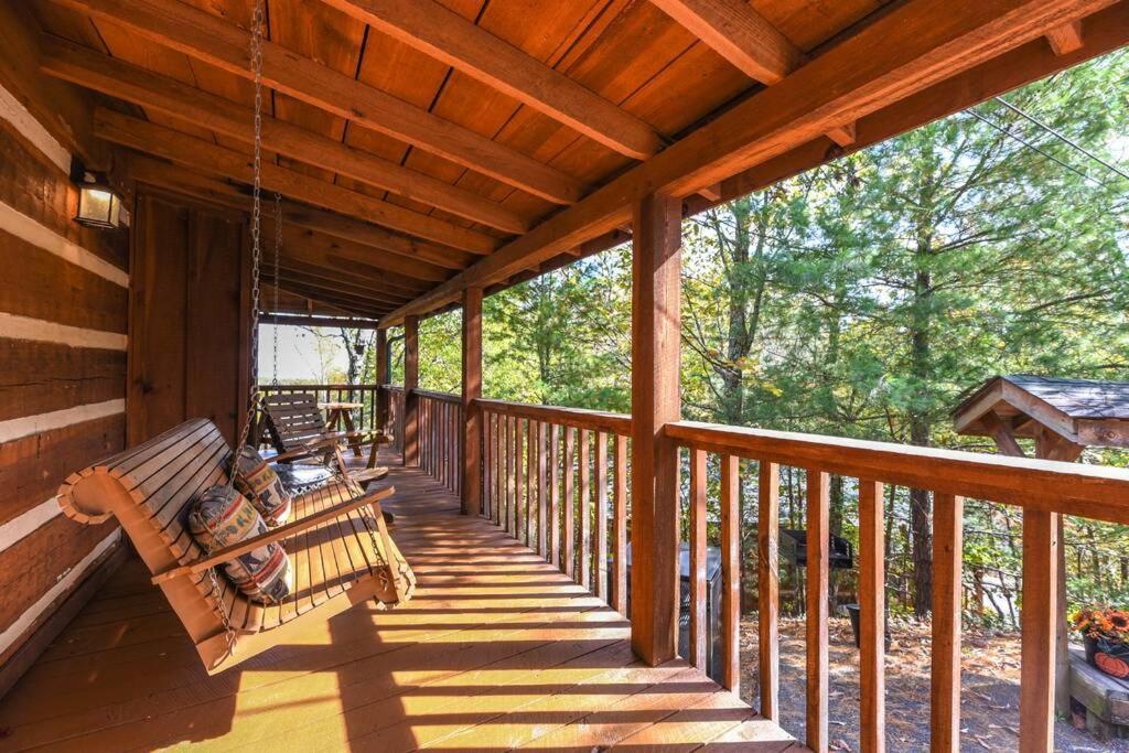 View! Cozy, Private, Fireplace, Hot Tub Log Cabin, Honeymoon! 세비어빌 외부 사진