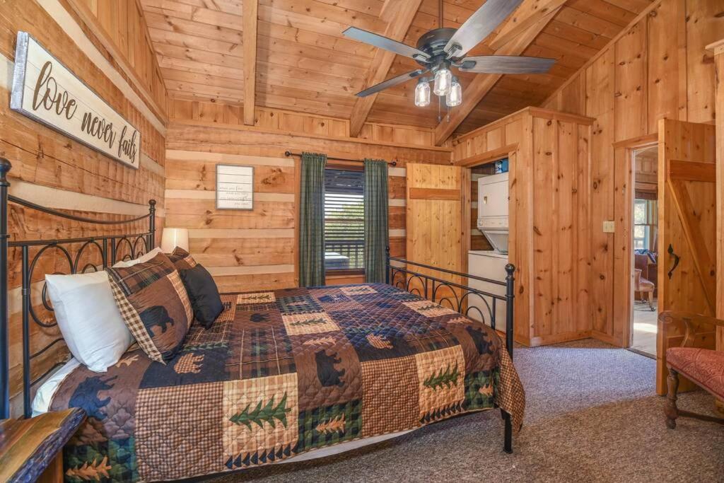 View! Cozy, Private, Fireplace, Hot Tub Log Cabin, Honeymoon! 세비어빌 외부 사진