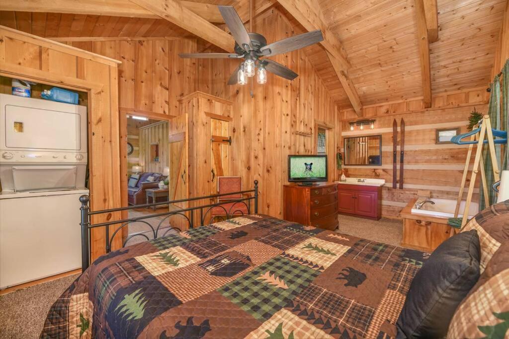 View! Cozy, Private, Fireplace, Hot Tub Log Cabin, Honeymoon! 세비어빌 외부 사진