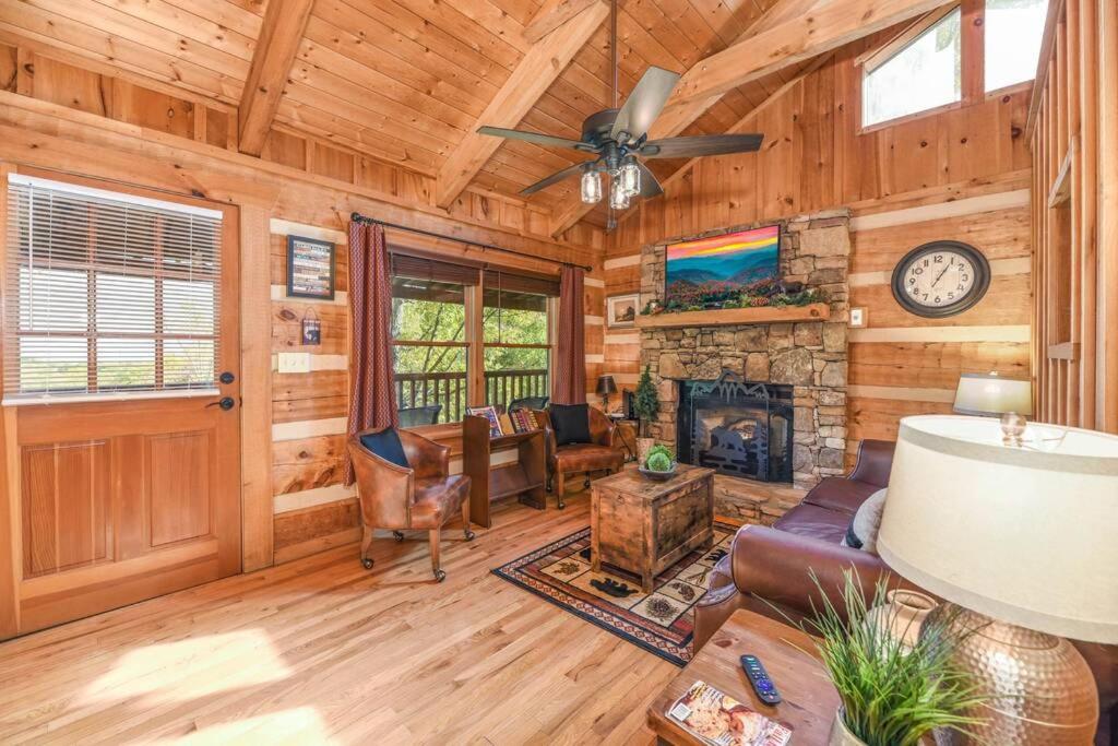 View! Cozy, Private, Fireplace, Hot Tub Log Cabin, Honeymoon! 세비어빌 외부 사진