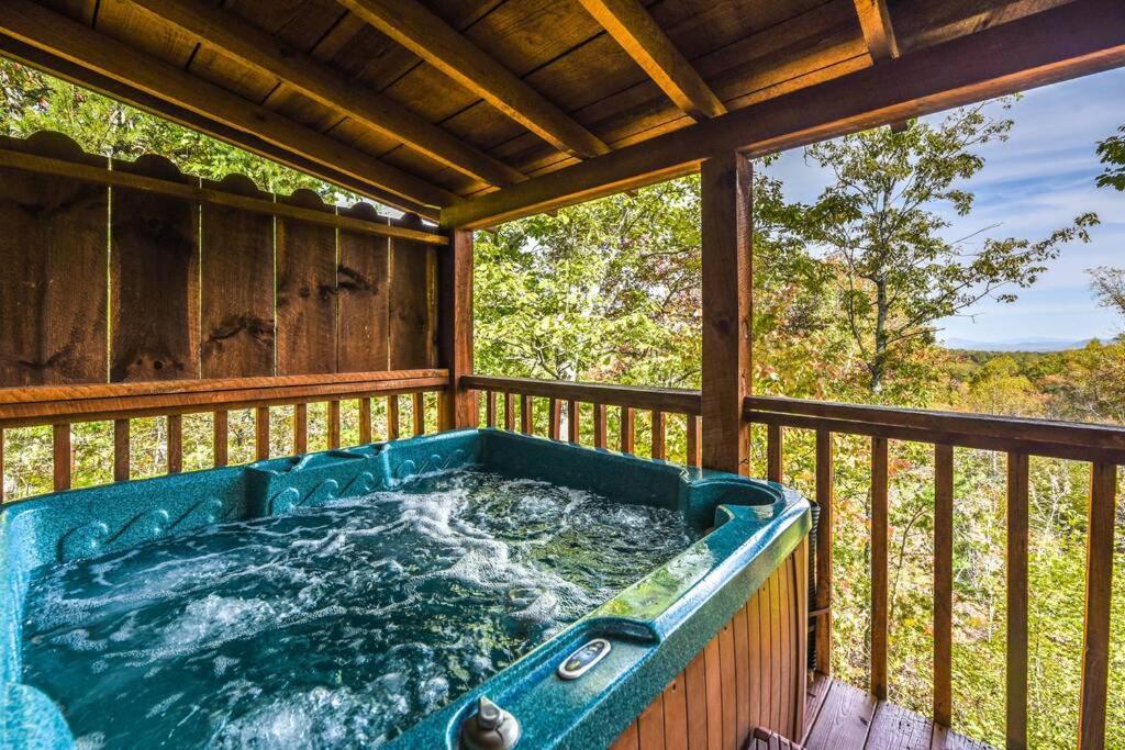 View! Cozy, Private, Fireplace, Hot Tub Log Cabin, Honeymoon! 세비어빌 외부 사진