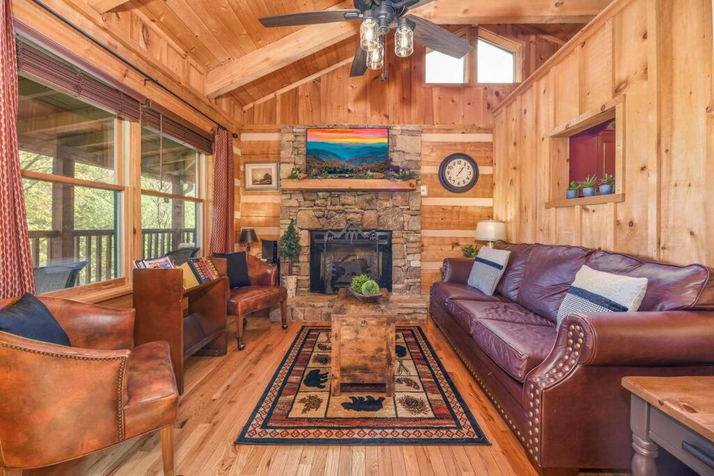 View! Cozy, Private, Fireplace, Hot Tub Log Cabin, Honeymoon! 세비어빌 외부 사진
