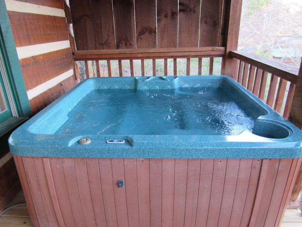 View! Cozy, Private, Fireplace, Hot Tub Log Cabin, Honeymoon! 세비어빌 외부 사진