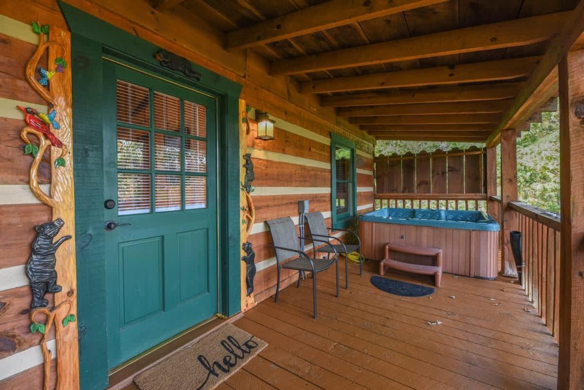 View! Cozy, Private, Fireplace, Hot Tub Log Cabin, Honeymoon! 세비어빌 외부 사진