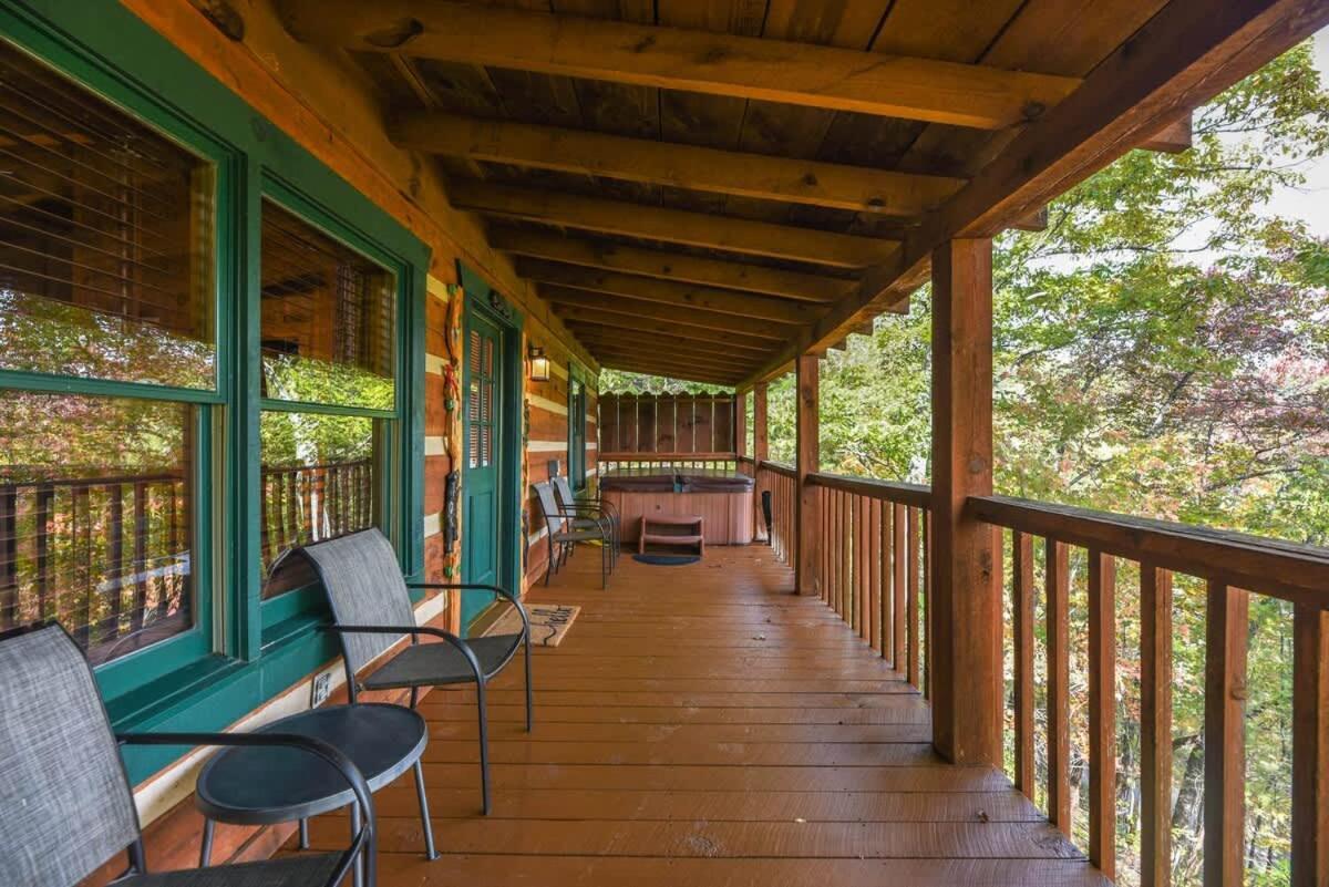 View! Cozy, Private, Fireplace, Hot Tub Log Cabin, Honeymoon! 세비어빌 외부 사진