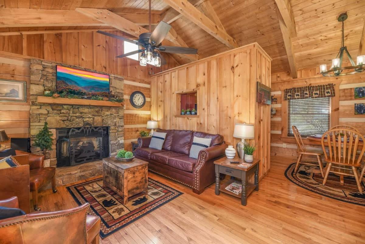 View! Cozy, Private, Fireplace, Hot Tub Log Cabin, Honeymoon! 세비어빌 외부 사진