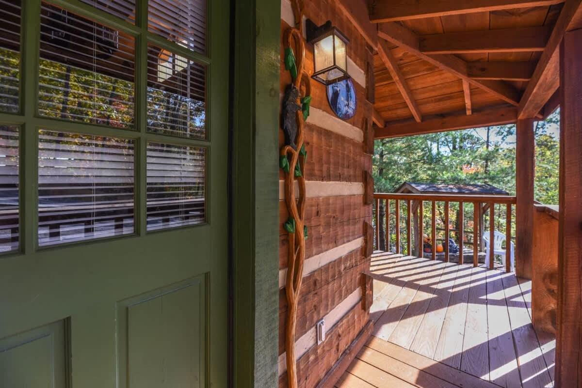 View! Cozy, Private, Fireplace, Hot Tub Log Cabin, Honeymoon! 세비어빌 외부 사진