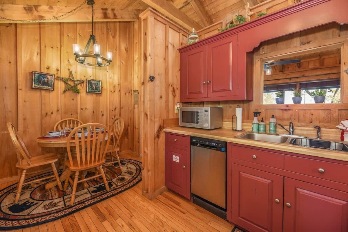 View! Cozy, Private, Fireplace, Hot Tub Log Cabin, Honeymoon! 세비어빌 외부 사진