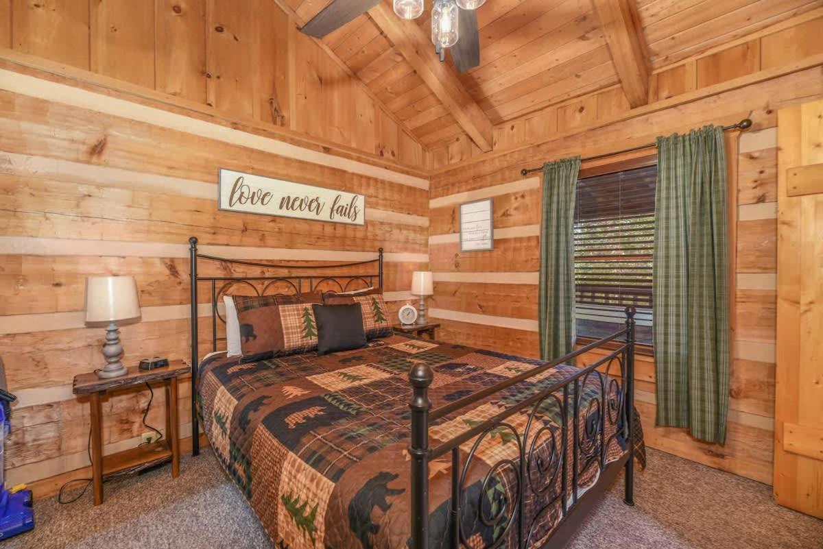 View! Cozy, Private, Fireplace, Hot Tub Log Cabin, Honeymoon! 세비어빌 외부 사진