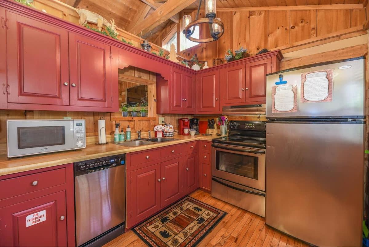 View! Cozy, Private, Fireplace, Hot Tub Log Cabin, Honeymoon! 세비어빌 외부 사진