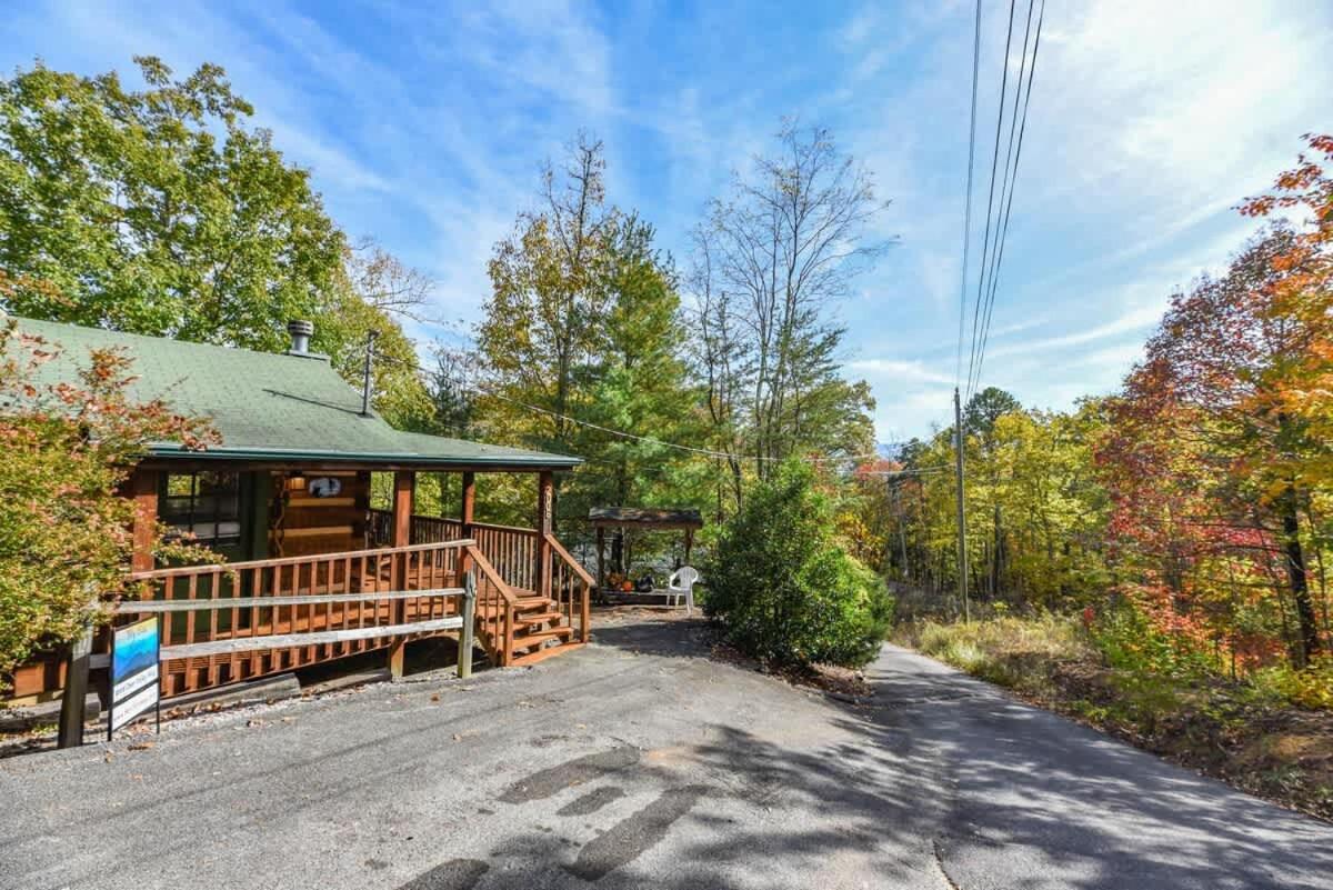 View! Cozy, Private, Fireplace, Hot Tub Log Cabin, Honeymoon! 세비어빌 외부 사진