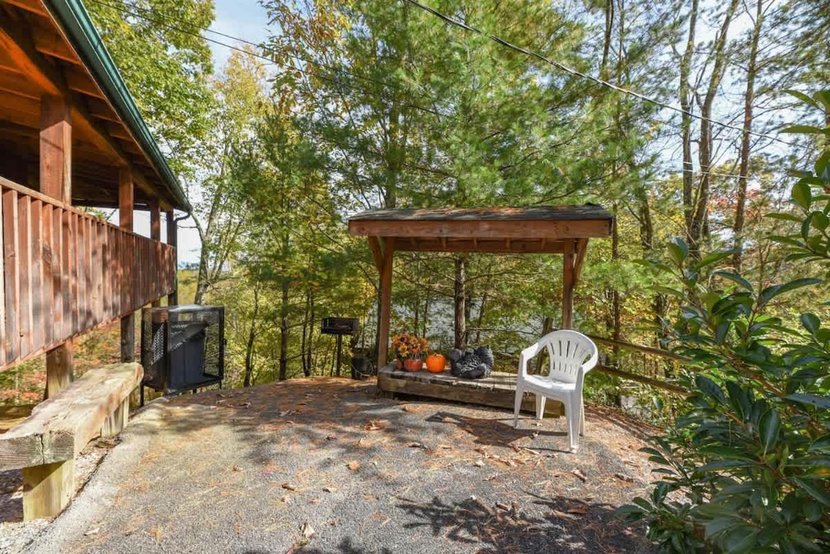 View! Cozy, Private, Fireplace, Hot Tub Log Cabin, Honeymoon! 세비어빌 외부 사진